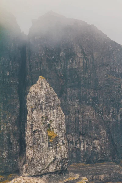 オールドマン オブ ストー - スコットランドのスカイ島に岩が多い丘の一部  — 無料ストックフォト