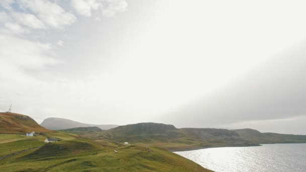 Casas en el mar frío - paisaje escocés — Vídeos de Stock