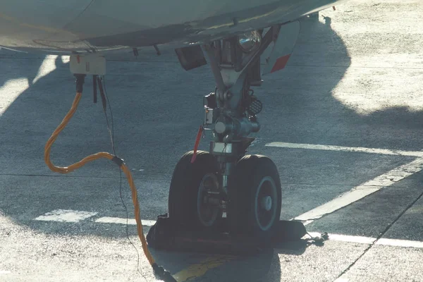 이륙 준비 하는 공항에 비행기의 착륙 기어 — 스톡 사진