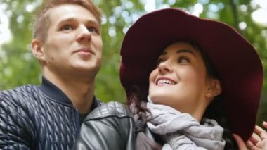 Mutlu genç çift - genç erkek ve kadın sonbahar Park