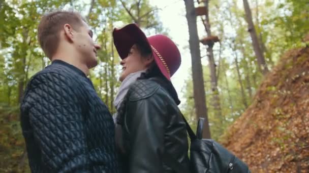 Boldog pár, az őszi parkban átölelve — Stock videók