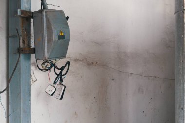 Eski paslı elektrik trafo kutusu