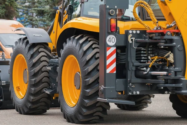 Tractor constructor de carretera amarillo - equipo industrial — Foto de Stock