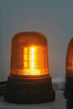 Parlak turuncu flasher ayakta durmak tek başına sergide