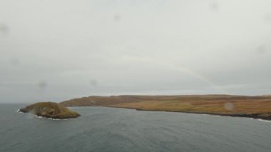 Gökkuşağı Isle of Skye İskoçya - deniz manzara üzerinde Macleod kale kalıntıları görüntülemek
