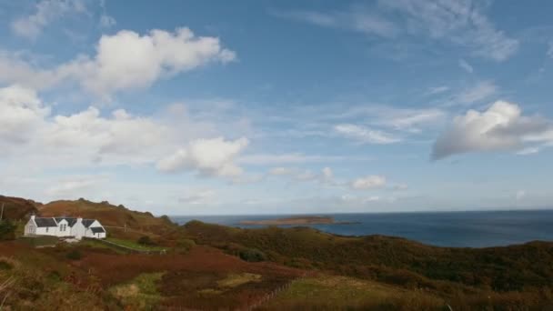 Нагір'я в Шотландії - білий будинок біля моря - гірський ландшафт, сповільненої зйомки — стокове відео