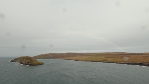 Rainbow over zee landschap van het eiland Skye in Schotland - uitzicht vanaf de ruïnes van kasteel Macleod — Stockvideo