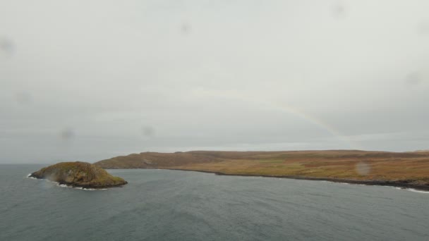 Ουράνιο τόξο πάνω από το θαλασσινό τοπίο του Isle of Skye στη Σκωτία - Δες από τα ερείπια του κάστρου που Macleod — Αρχείο Βίντεο