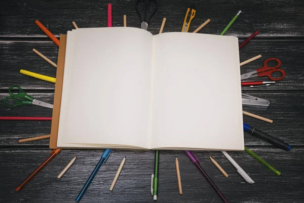 Schreibwaren und Notizbuch - Buntstifte und Zubehör auf Holzgrund — Stockfoto