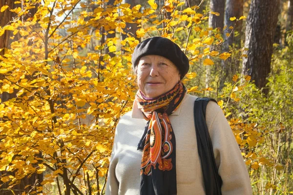 Портрет пожилой женщины в шляпе в осеннем парке — стоковое фото