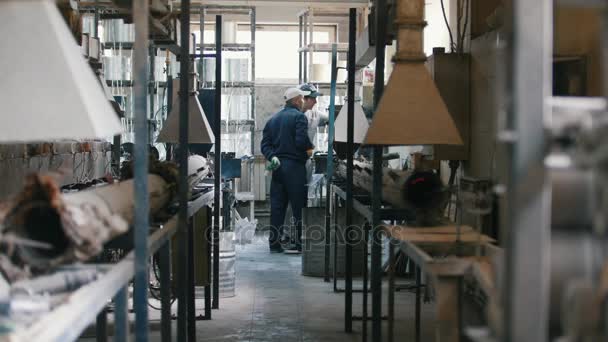 Kazan, Russia -14 september 2017 - Plant of production fiberglass reinforcement rods - workers at industry process — Stock Video