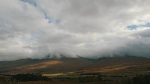 Pueblo en las montañas tierras altas - paisaje rural escocés, lapso de tiempo — Vídeos de Stock