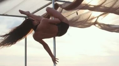 Çekici genç kadın uotdoor - pole dans dans