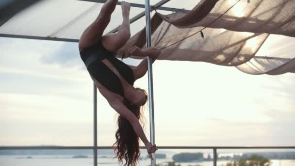 Sensual caucasiano menina de cabeça para baixo ter executar dança ao ar livre, câmera lenta — Vídeo de Stock
