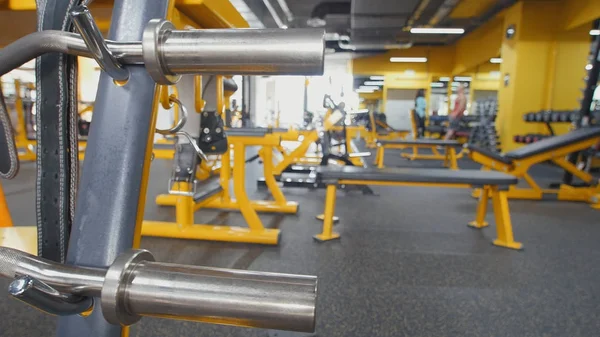 Interieur van de moderne Fitness Gym - gele kleur — Stockfoto