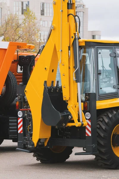 Costruttore stradale giallo trattore - attrezzature industriali — Foto Stock