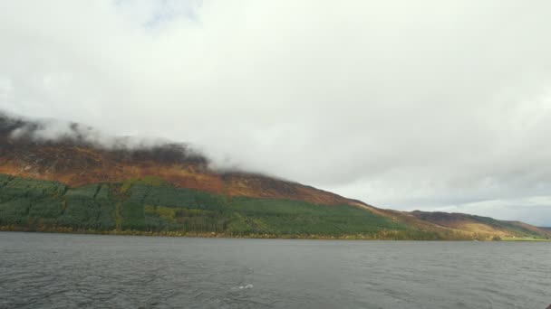 Casas no lago Loh Lomond - paisagem escocesa — Vídeo de Stock