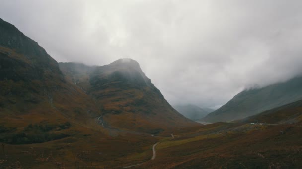Montañas escocesas en las tierras altas niebla y nubes — Vídeos de Stock