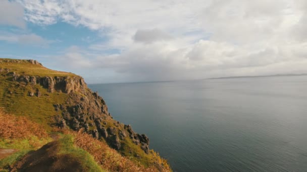 Берег моря, остров Скай, высокогорный регион, Шотландия - временной промежуток — стоковое видео