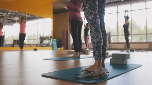 Yoga en el gimnasio - Coach muestra ejercicio físico para mujeres — Foto de Stock
