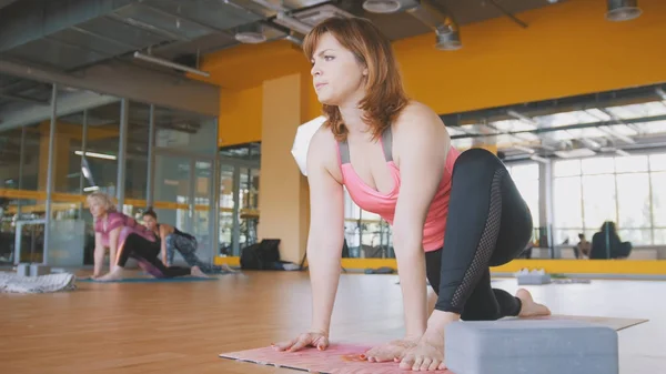 Yogastunde für Frauen im Fitnessstudio — Stockfoto