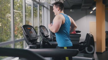 Spor - spor salonunda koşu parkuru üzerinde çalışan vücut geliştirmeci güçlü adam