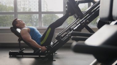 Spor salonunda - bacak basın makinede egzersiz kas adam