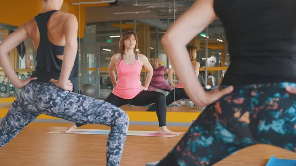 Mujeres muestra ejercicios de yoga para mujeres en club de fitness — Foto de Stock