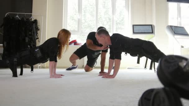 Entraînement EMS - les sportifs font des exercices dans le port d'un gilet de fitness électronique — Video