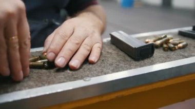Mermiler silahla atış poligonu eğitmen yükler