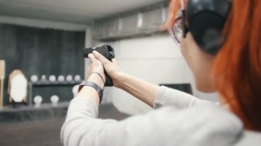 Atış poligonu bir silah ile çekim kadın