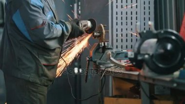 Araç otomatik Servisi - metal konstrüksiyon ile bir Daire Testere Bileme çalışan