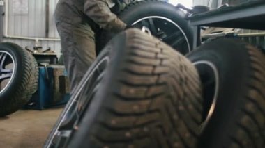 Araba Servisi işçi lastikleri - mekanik atölye onarır