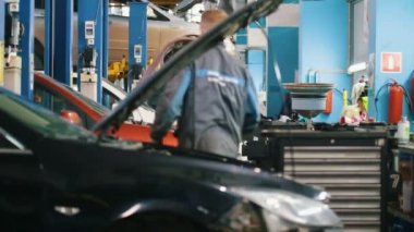 Otomobil servisi - tekerlek çalışan bir mekanik garaj, yakın çekim