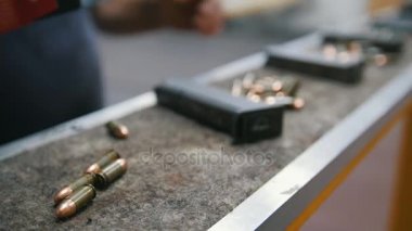 Mermi atış poligonu silah tabanca yükleme