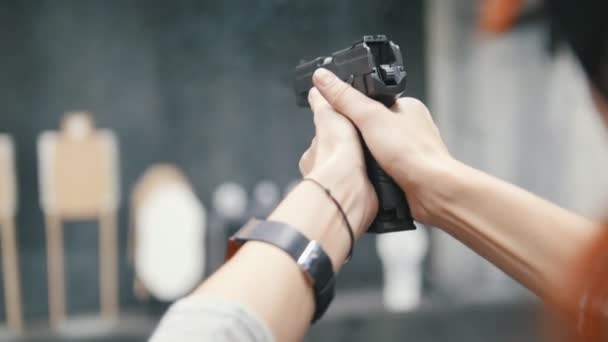 Mujer disparando con una pistola en la galería de tiro — Vídeo de stock