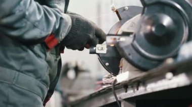 Araba Servisi makinist makinist detay zımpara üzerinde keskinleştirir