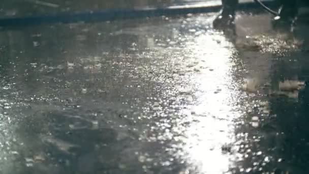 Tvätta bilen i workshop - droppar vatten på betong — Stockvideo
