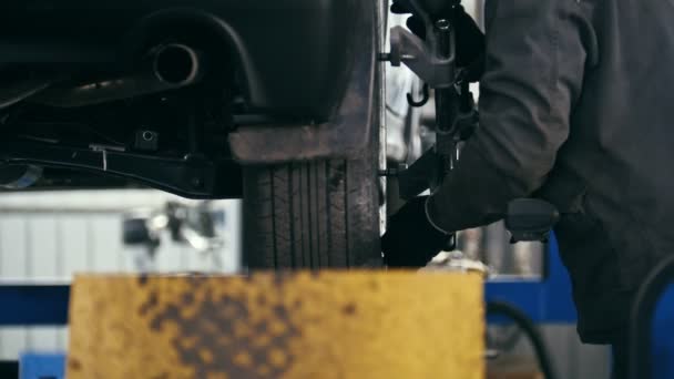 Lavoratore in officina servizio auto - il crollo della convergenza - processo di riparazione — Video Stock