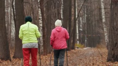 Yaşlı kadınlar için açık - iki üst düzey Bayan Kuzey yürüyüşü var eğitim açık - arka görünüm