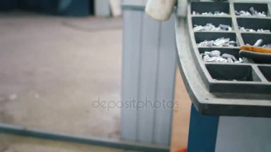 Bir işçi için araç kümesi lastik tamiri ve pense