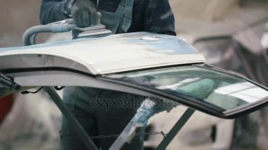 Profesyonel Araç Servisi - bir işçi mavi otomobil parlatır.