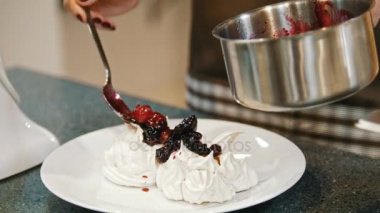 -Pavlova pasta - tatlı yakın çekim için meyve lezzetli mutfak kadın ekler