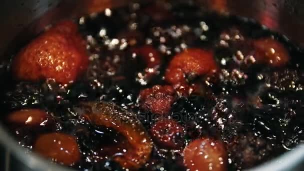 Verse bessen koken op pan - het maken van confiture - macro schot — Stockvideo