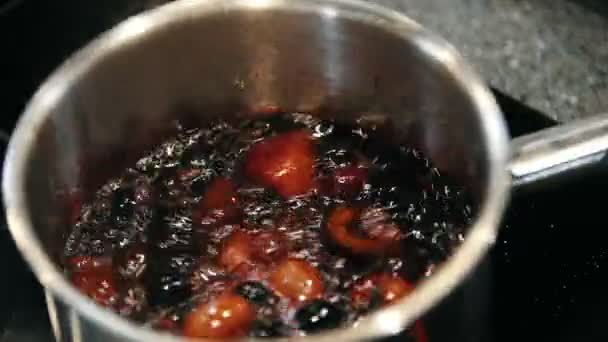 Φρέσκα μούρα μαγείρεμα σε τηγάνι - καθιστώντας διατηρημένα φρούτα — Αρχείο Βίντεο