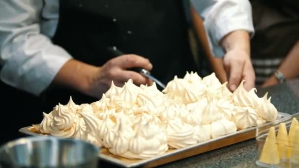 Шеф-повар кладет десерт на тарелку - сладкий Павловский торт — стоковое видео