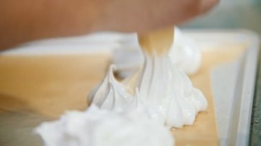 Pişirme Pavlova tatlı beze - pasta tüp yayılmış beze bir fırın tepsisine - makro çekim