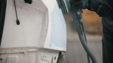 Adam çalışan araba parlatma - boyama için hazırlanması araba atölye