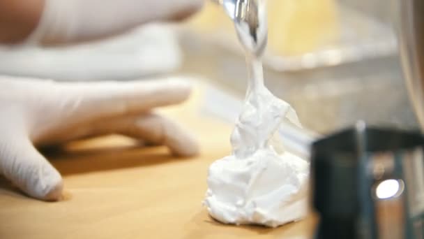 Cozinhar merengue de sobremesa Pavlova - tubo de pastelaria espalhar merengue em uma assadeira — Vídeo de Stock