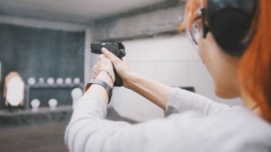 Atış poligonu bir silah ile çekim kadın